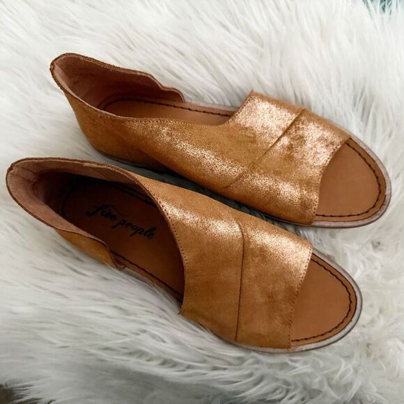 FREE PEOPLE | 'Mont Blanc' Rose Gold Metallic Asymmetrical Sandal | Size 38, 7.5 - Picture 2 of 9